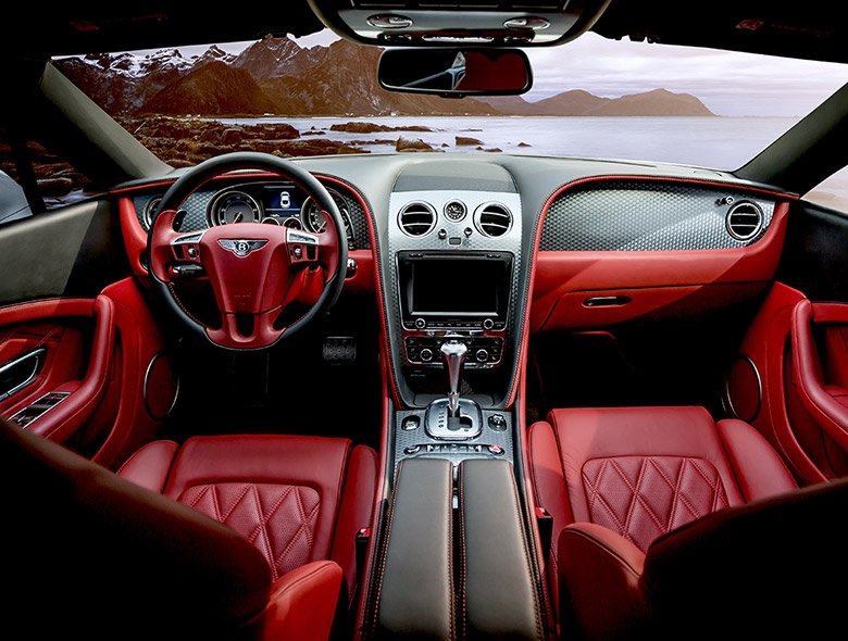 Interior de carro premium com detalhes em couro vermelho